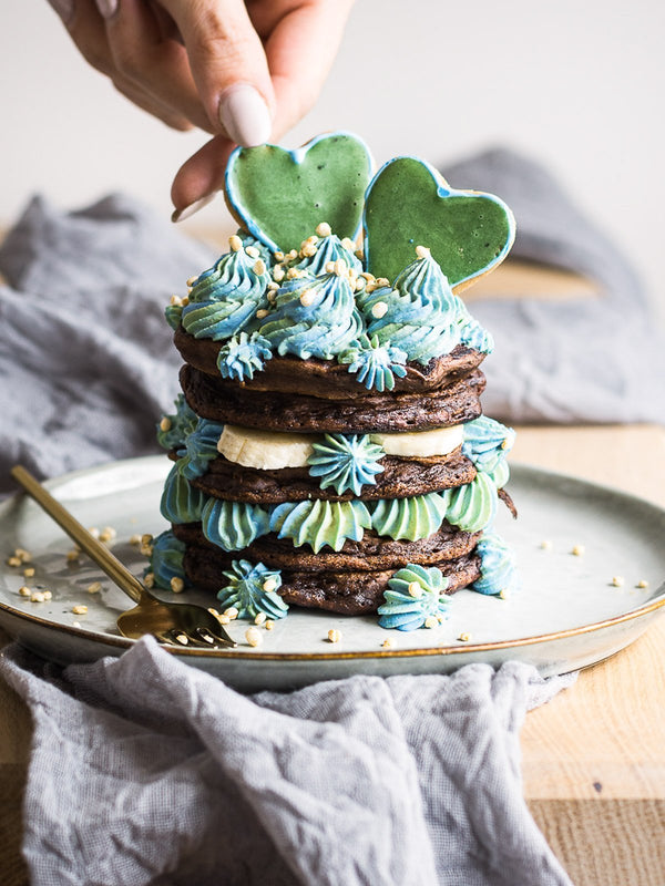 Chocolate-Banana Pancakes with Peanut Butter &  Cream Cheese Frosting | Rawnice